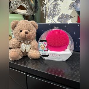 FOREO LUNA Fofo in Bright Pink. New in box.